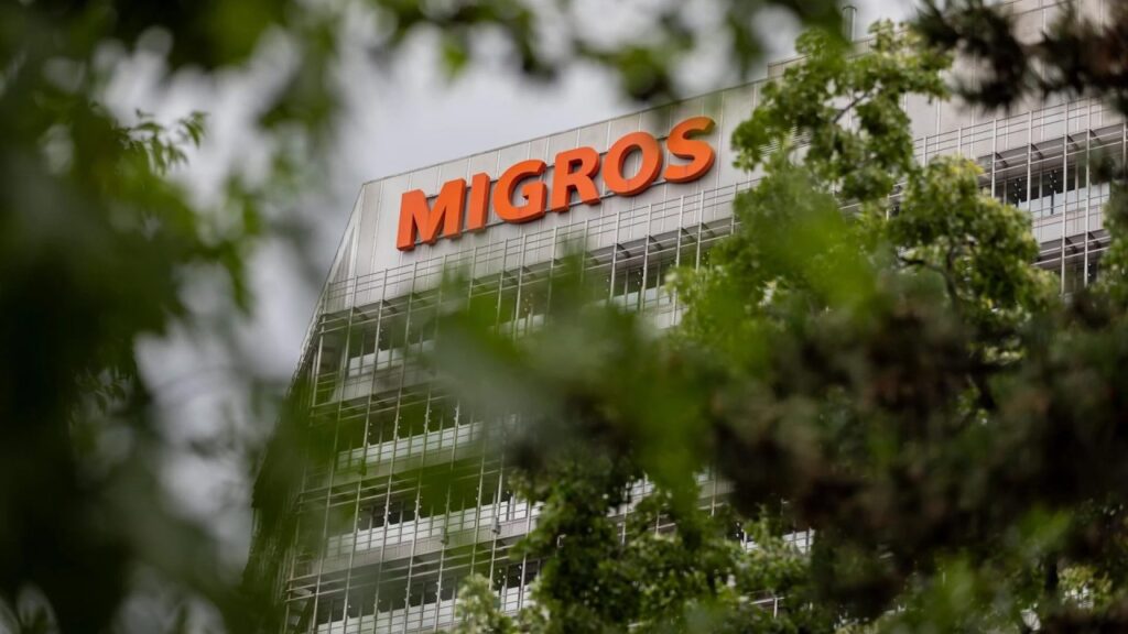 Migros critiquée pour son modèle : croissance à tout prix, produits transformés et dépendance extérieure au détriment de la Suisse.
