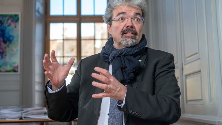Surpopulation suisse, immigration et déni démographique : une réplique ferme de Souveraineté Suisse face aux analyses jugées trompeuses.